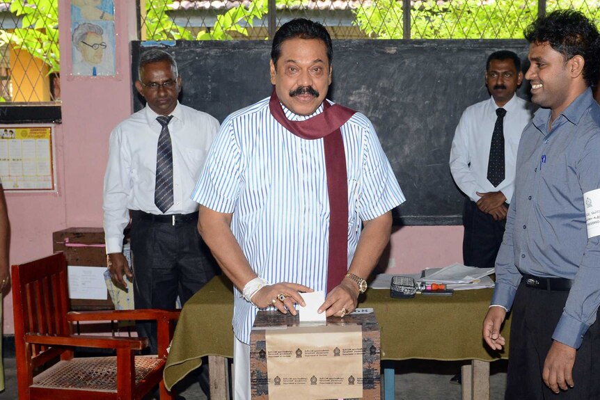 Mahinda Rajapakse votes in Sri Lanka 2015 election