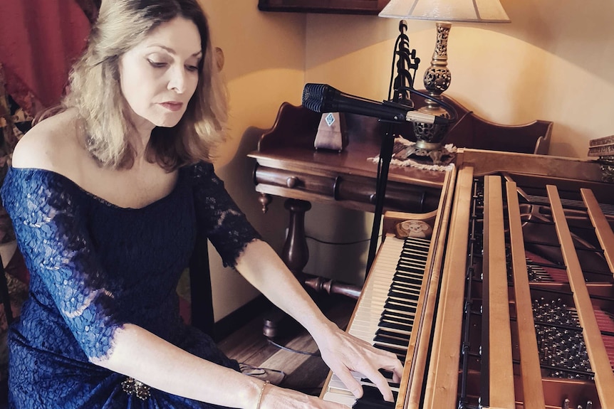 Fiona Joy Hawkins plays concerts on her grand piano from her loungeroom.