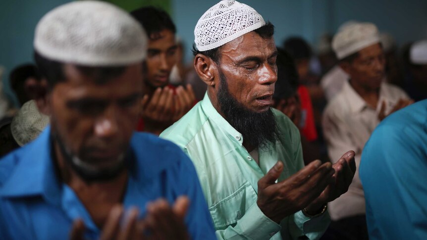 Warga Rohingya menjalankan sholat Idul Adha di kamp pengungsian
