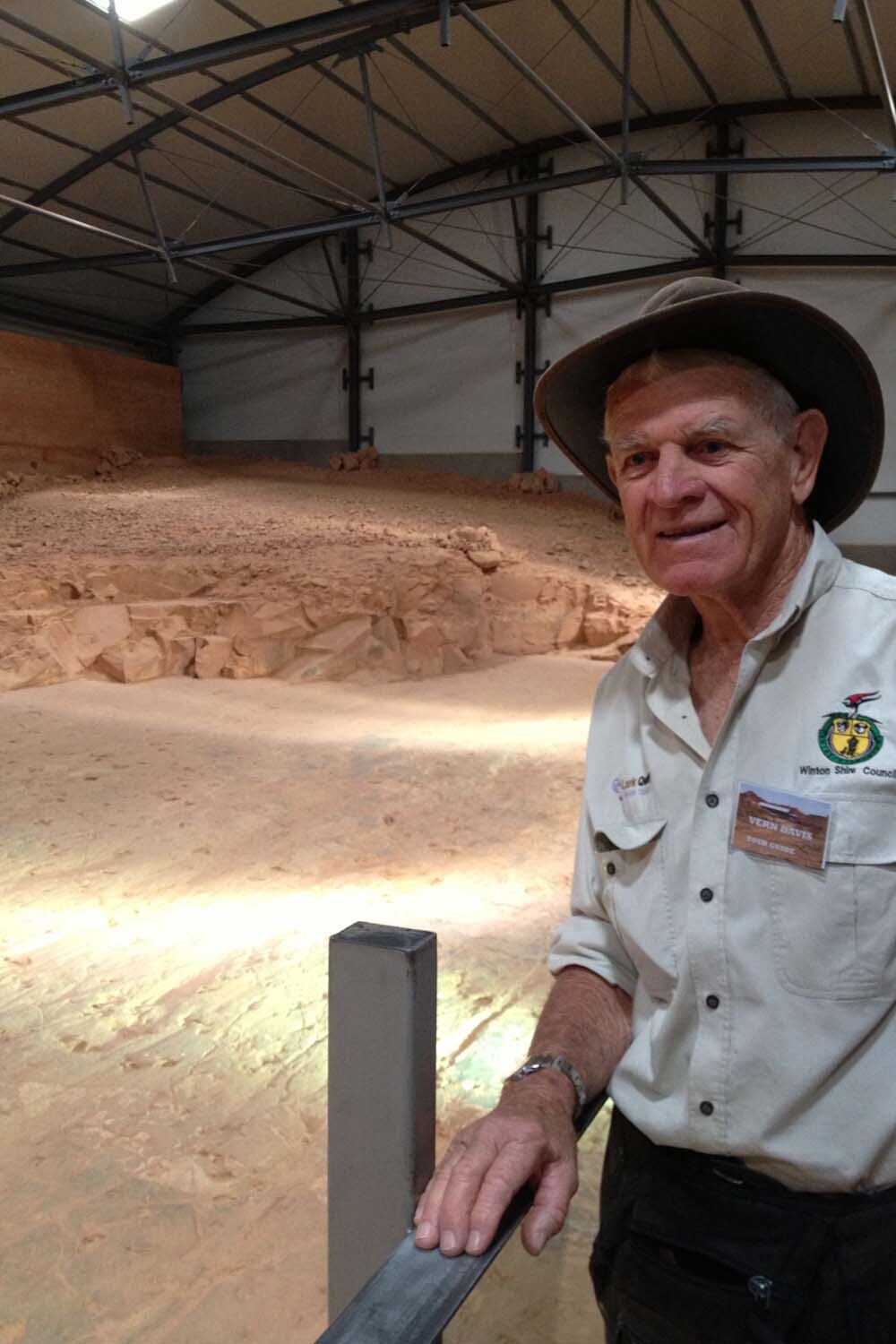 Dinosaur tourism draws crowds to drought-hit Queensland outback - ABC News