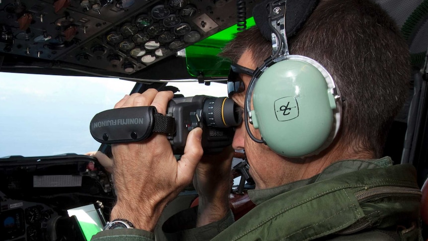 Pilot searches with binoculars for MH370