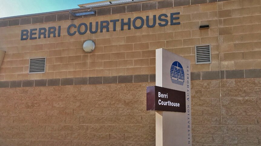 A drab brick building bearing the lettering "Berri Courthouse".