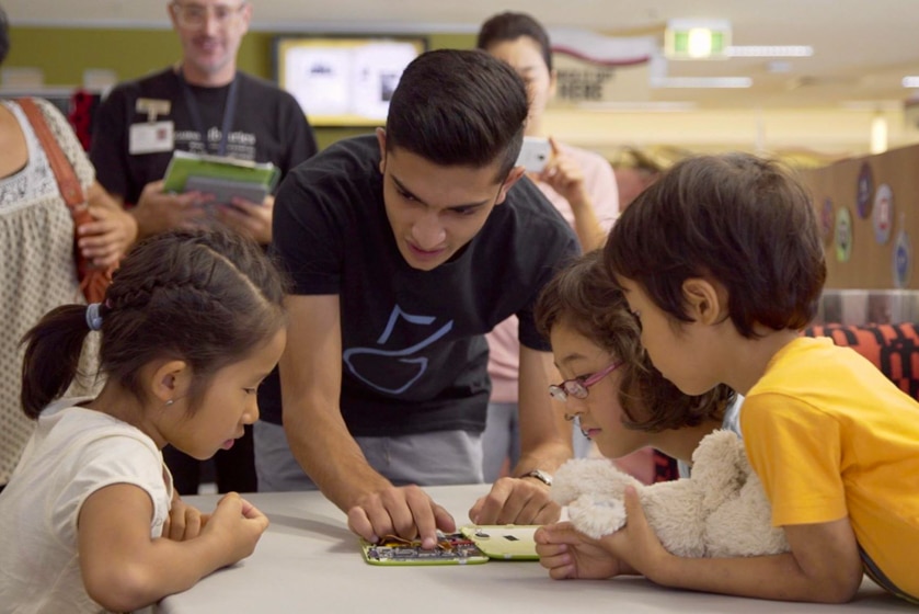 Taj Pabari showing children how to build their own tablet.