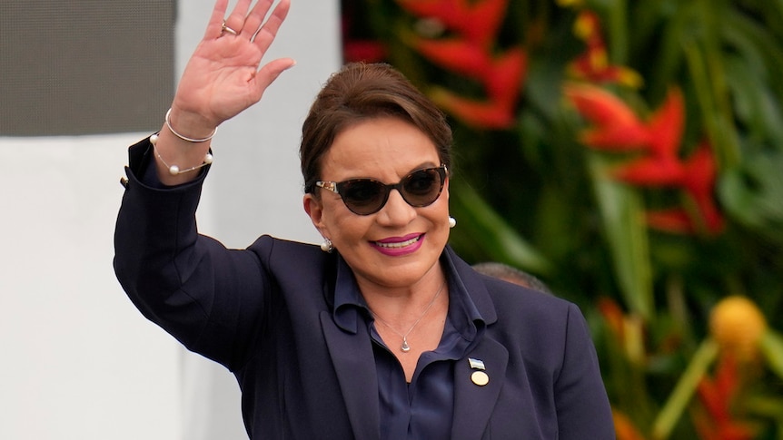 洪都拉斯总统希奥玛拉·卡斯特罗宣布，她的政府将寻求与中国建立外交关系。