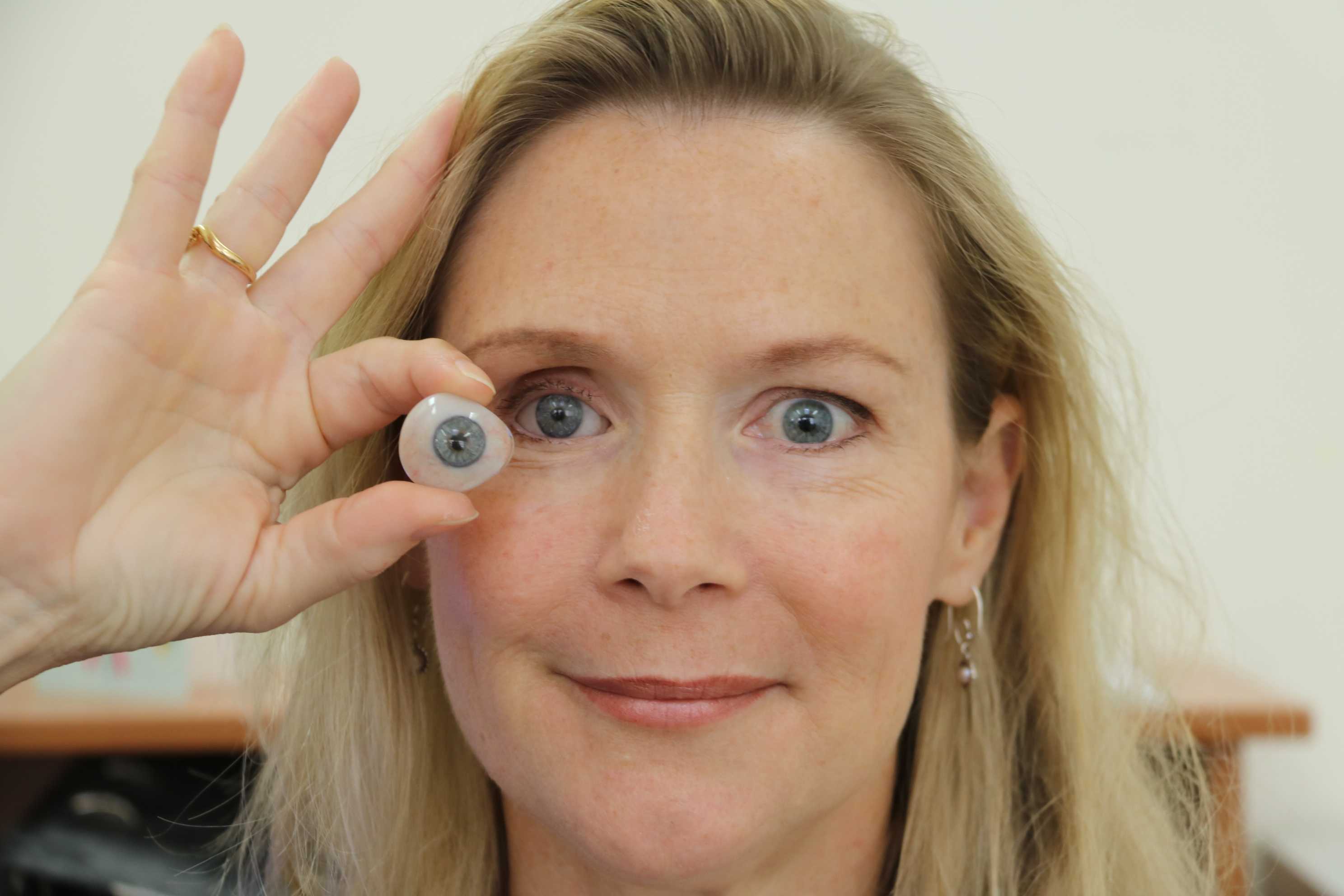 Искусственный глаз ребенку