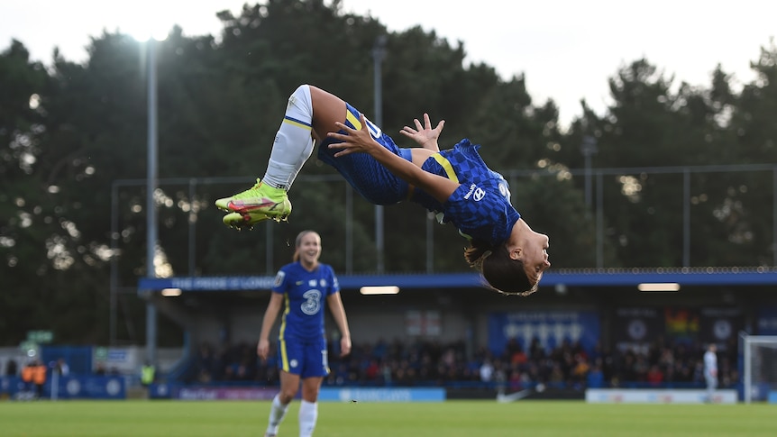 Sam Kerr does a backflip