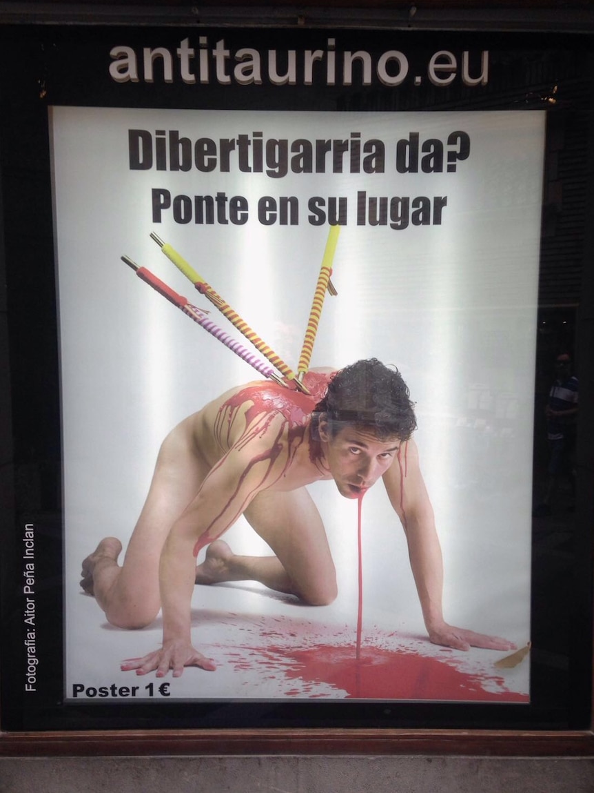 A poster in Spanish depicting a man with daggers in his back. It reads "This is fun? Put yourself in their place."