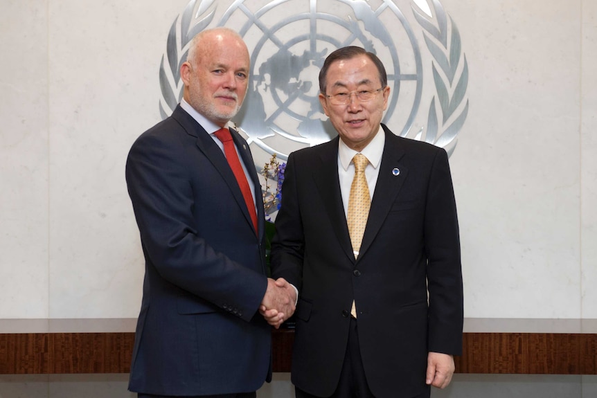 Peter Thomson and Ban Ki-moon shake hands.