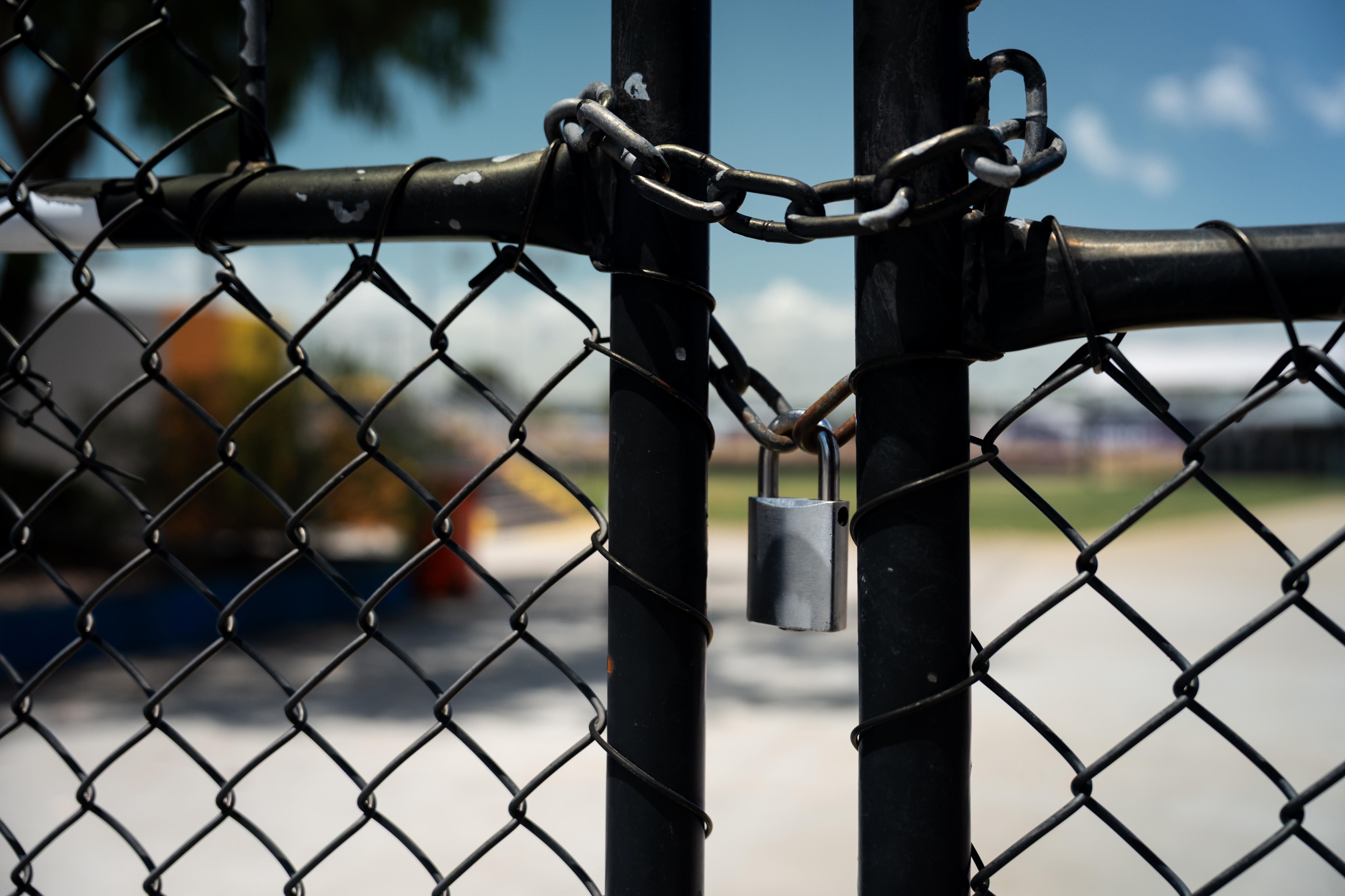 Se puede ver un candado en la puerta de una pista de carreras de galgos.