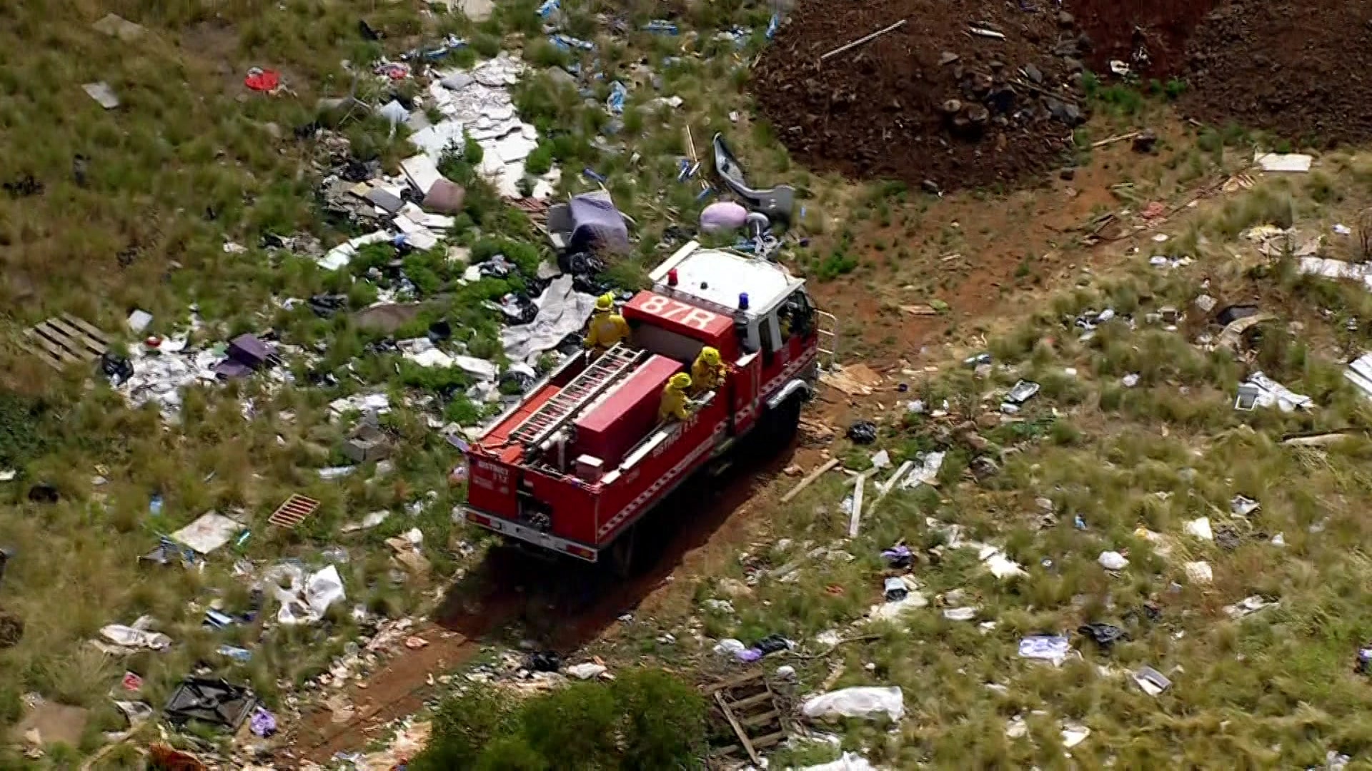 Detritos espalhados por uma campina no oeste de Melbourne, vistos de cima.