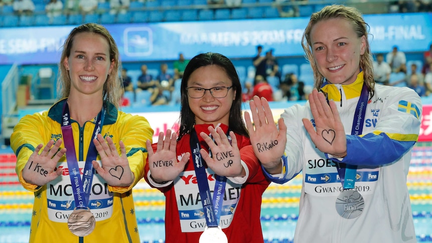 Emma McKeon, Margaret MacNeil and Sarah Sjostrom's palms show a loving message for Rikako Ikee at swimming world championships.