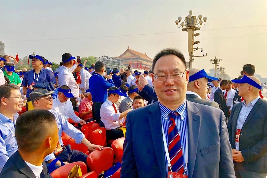 2019 年，李复新博士在北京天安门广场前参加节庆游行。 