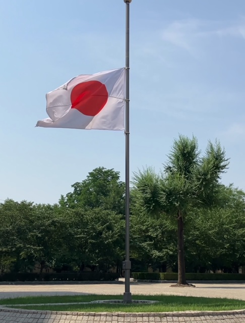 日本驻中国大使馆也刊登了降半旗照片。