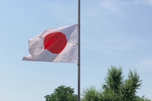 日本驻中国大使馆也刊登了降半旗照片。