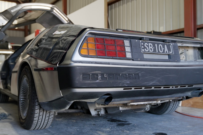Ché's DeLorean sitting in the workshop