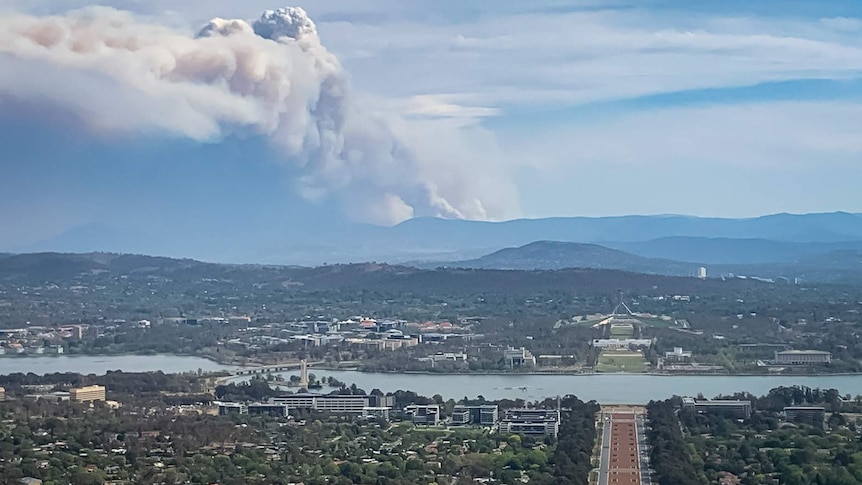View of the Orraral Valley fire from Mount Ainslie