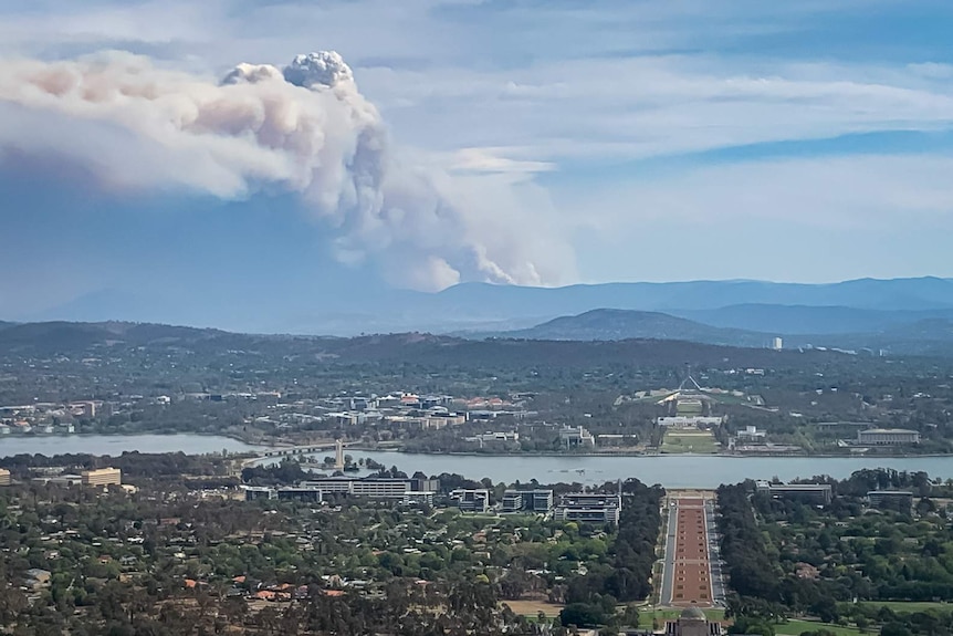 View of the Orraral Valley fire from Mount Ainslie