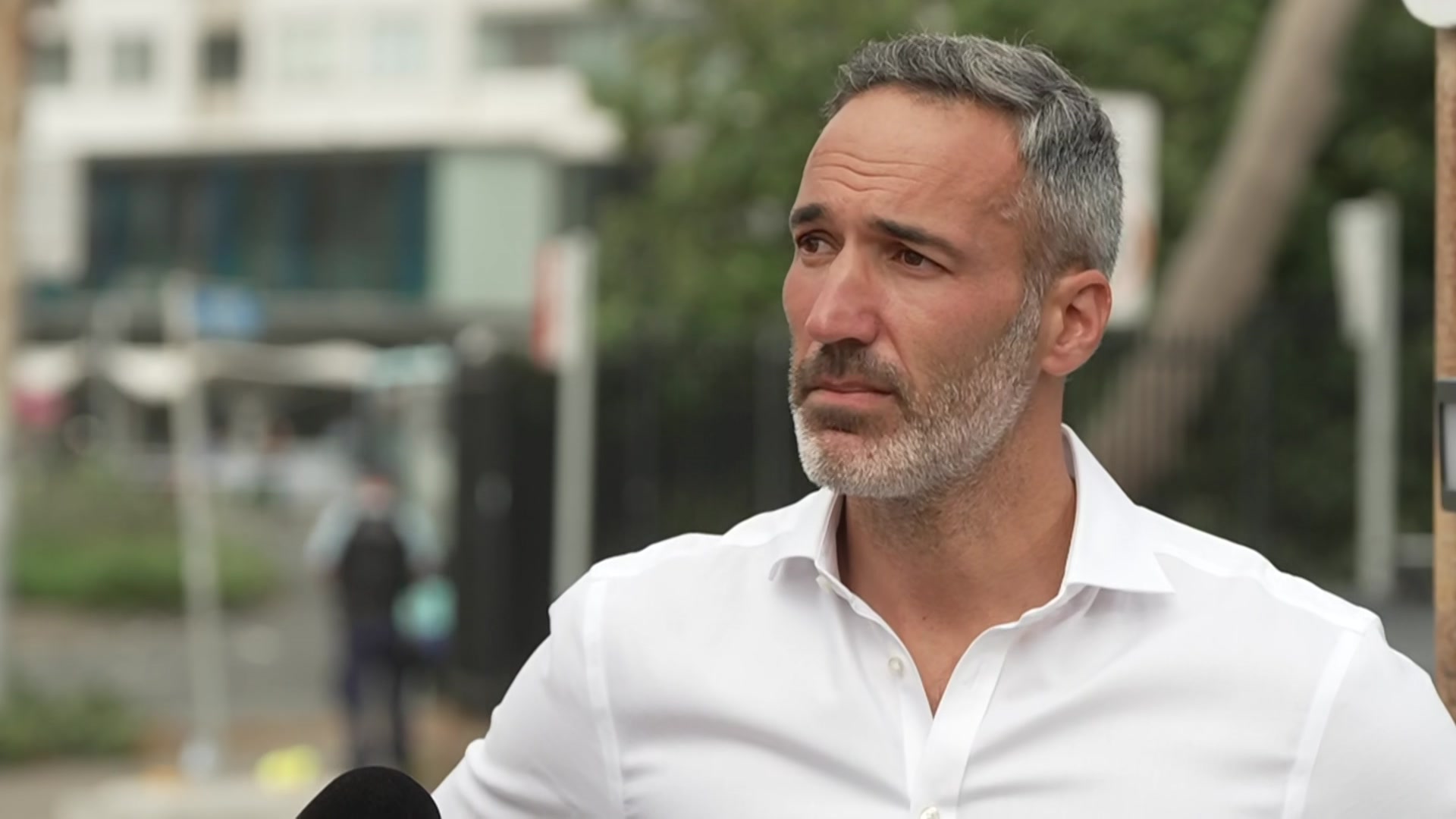 Un hombre con camisa blanca.