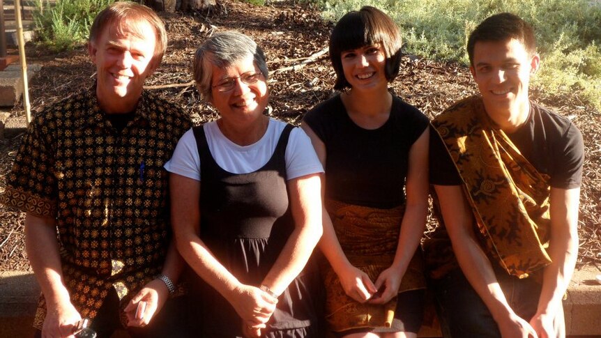Hannah Tunstill (tiga dari kiri) bersama keluarganya sekarang tinggal di Adelaide (Australia Selatan).
