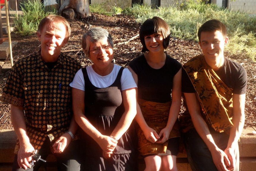Hannah Tunstill (tiga dari kiri) bersama keluarganya sekarang tinggal di Adelaide (Australia Selatan).