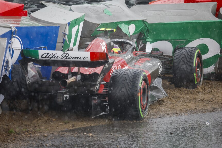 F1赛车撞上了轮胎护栏，而驾驶员仍在驾驶舱内。