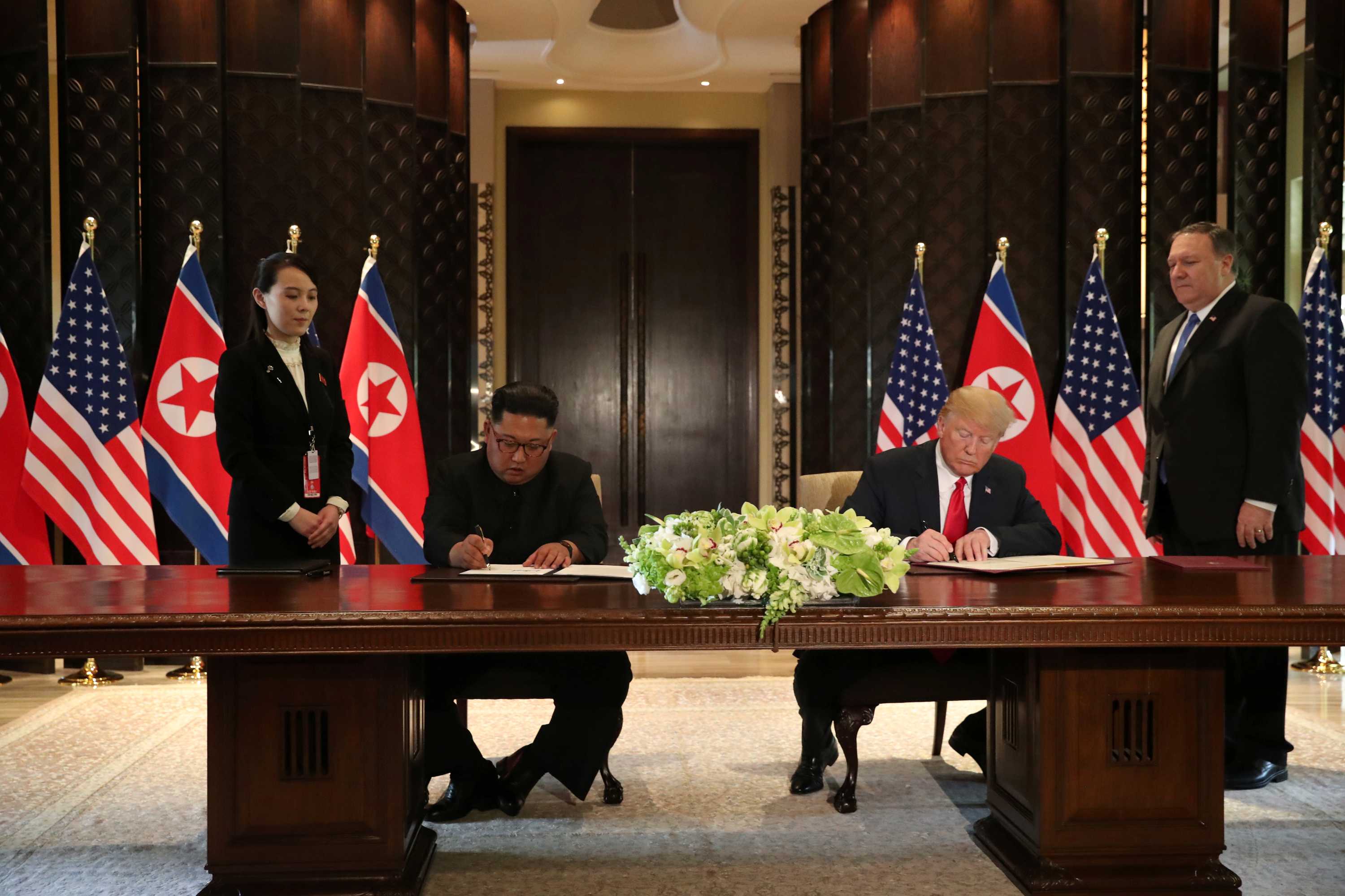 Donald Trump and Kim Jong-un jointly sign a memorandum at the end of their summit (Photo: Reuters/Jonathan Ernst)