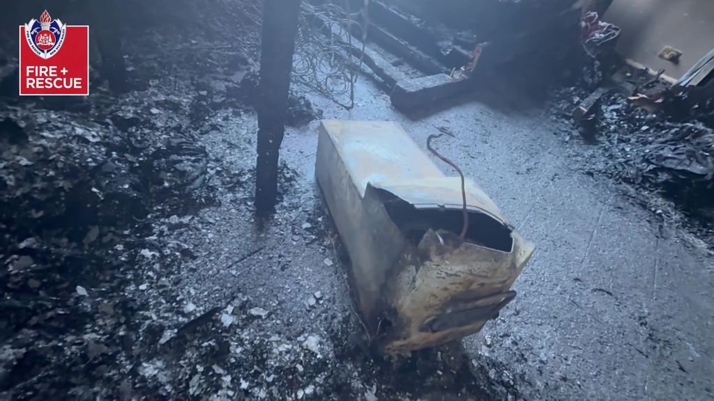 Captura de pantalla que muestra una caja quemada sobre un piso quemado.