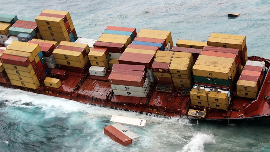 Containers from Rena fall into the sea