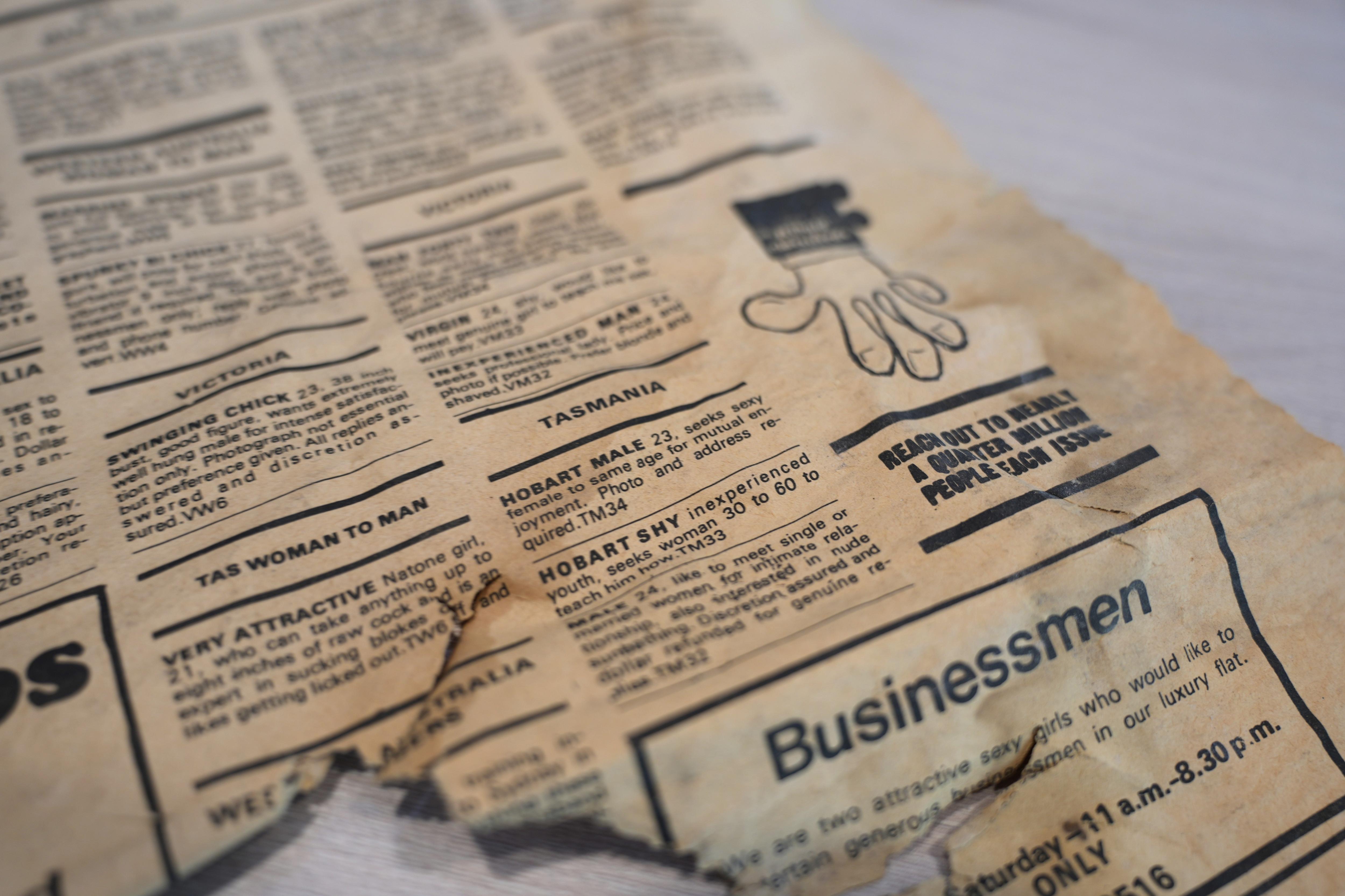 Una página de anuncios personales de un viejo periódico amarillento.