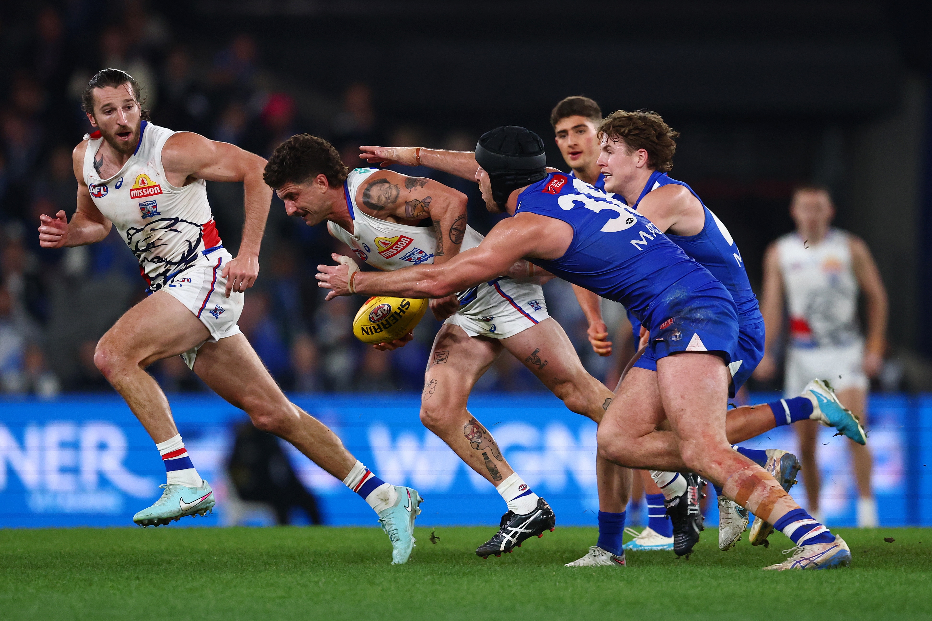 Live: Bulldogs looking to seal wildcard spot with win over Kangaroos