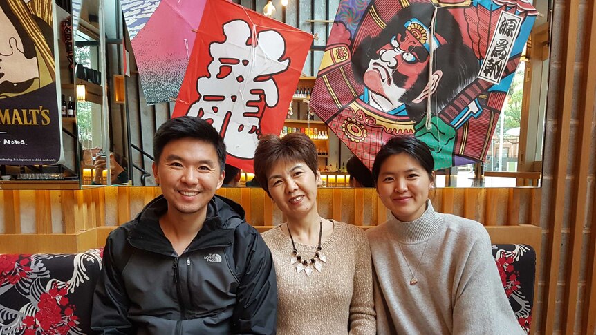 宾峰（左）表示，母亲（中）已经开始动用积蓄并试图重新找份工作。