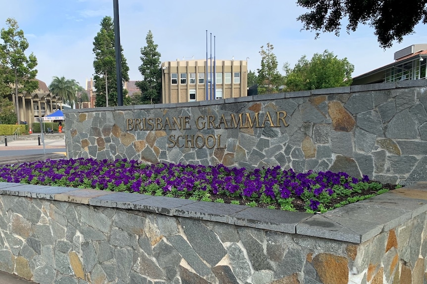 Exterior of the sign to Brisbane Grammar School.