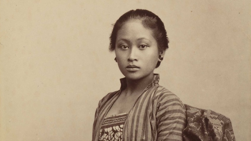 Young Javanese woman c.1885. Albumen silver photo.