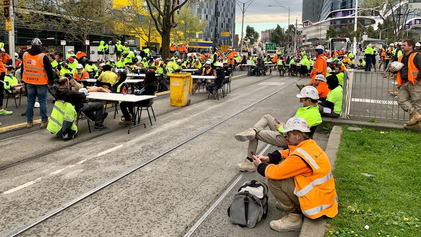 Tradies block CBD trams and intersections in lunch-break protest of tightened COVID rules