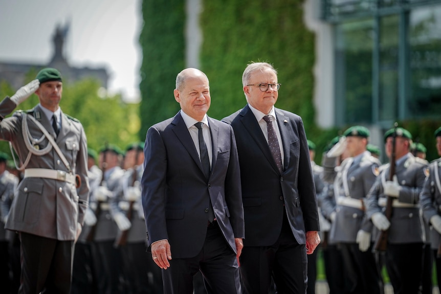 German Chancellor Olaf Scholz with the Australian Prime Minister Anthony Albanese in front of German soldiers. 