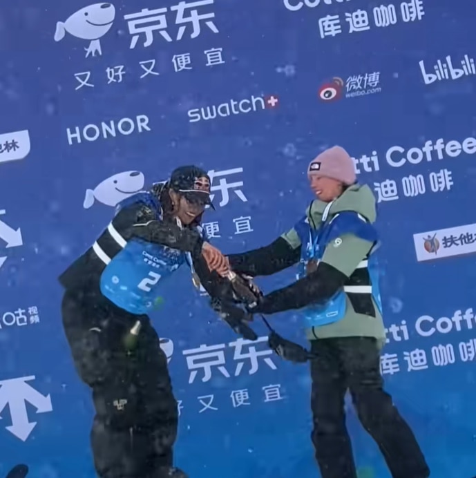 Eileen Gu ayuda a Indra Brown con su champán