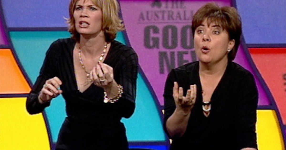 Μια τηλεόραση με την Tracey Wickham, 36, και την Julie McCrossin, 44, σε μια εκπομπή παιχνιδιών, που κάνουν χειρονομίες για να μαντέψουν μια απάντηση.