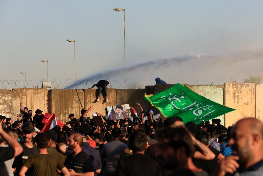Water cannons used against protesters in Iraq