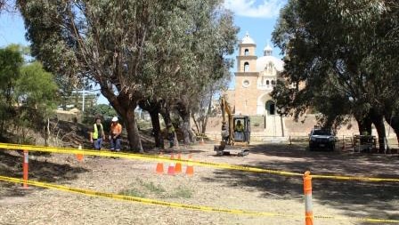 Diggers and workmen at the site