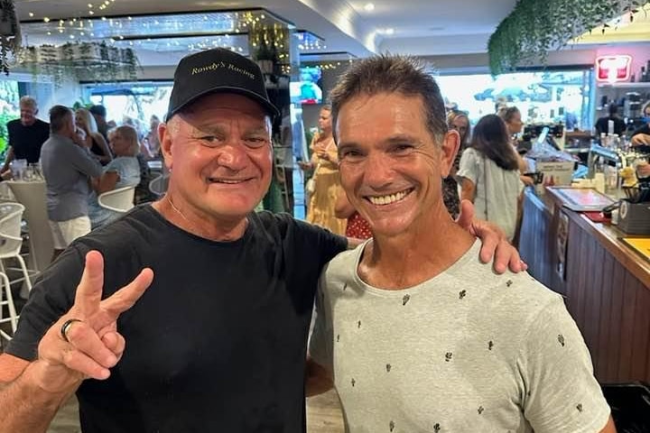 Dan Stains with former teammate Dale Shearer talking at a restaurant.