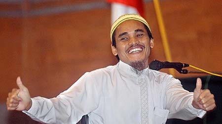 Amrozi smiles after being convicted over the Bali bombings.