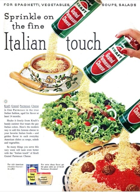 Un anuncio colorido que dice “Toque italiano” y queso parmesano espolvoreado sobre la comida.