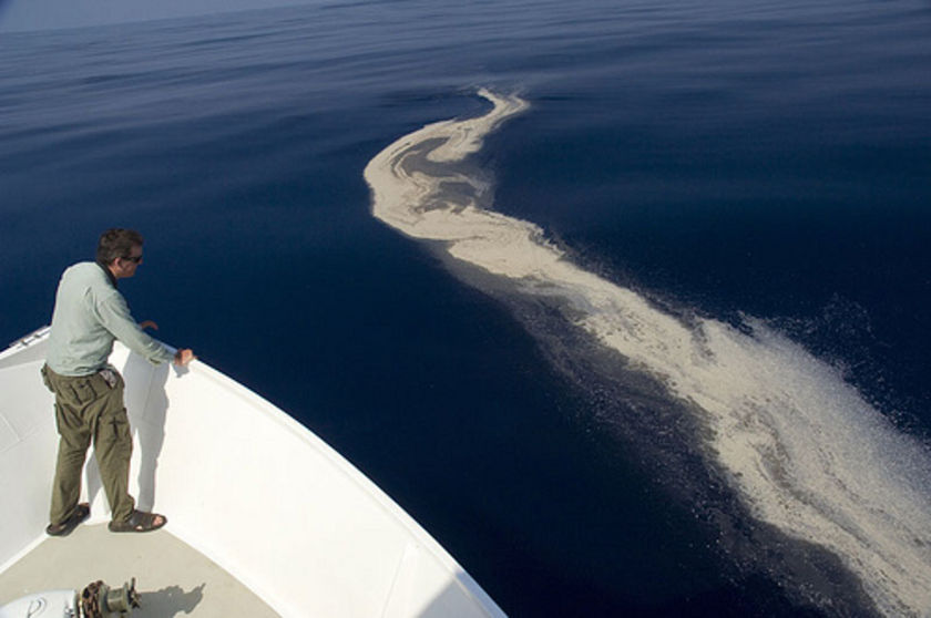 Leaking oil rig continues to burn - ABC News
