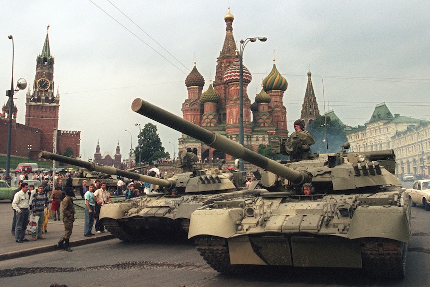 Un char passe devant le bâtiment du Kremlin et la cathédrale Saint-Basile sur la Place Rouge de Moscou