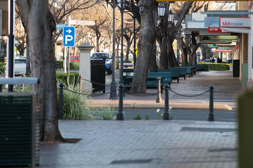 La rue principale de Dubbo avec des bancs de parc vides