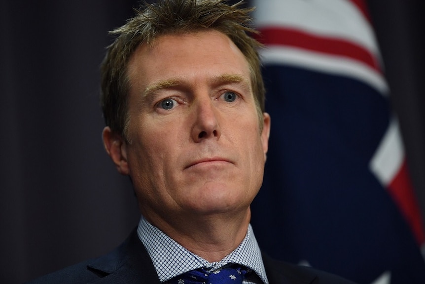 Le ministre australien des Services sociaux, Christian Porter, s'adresse aux médias.