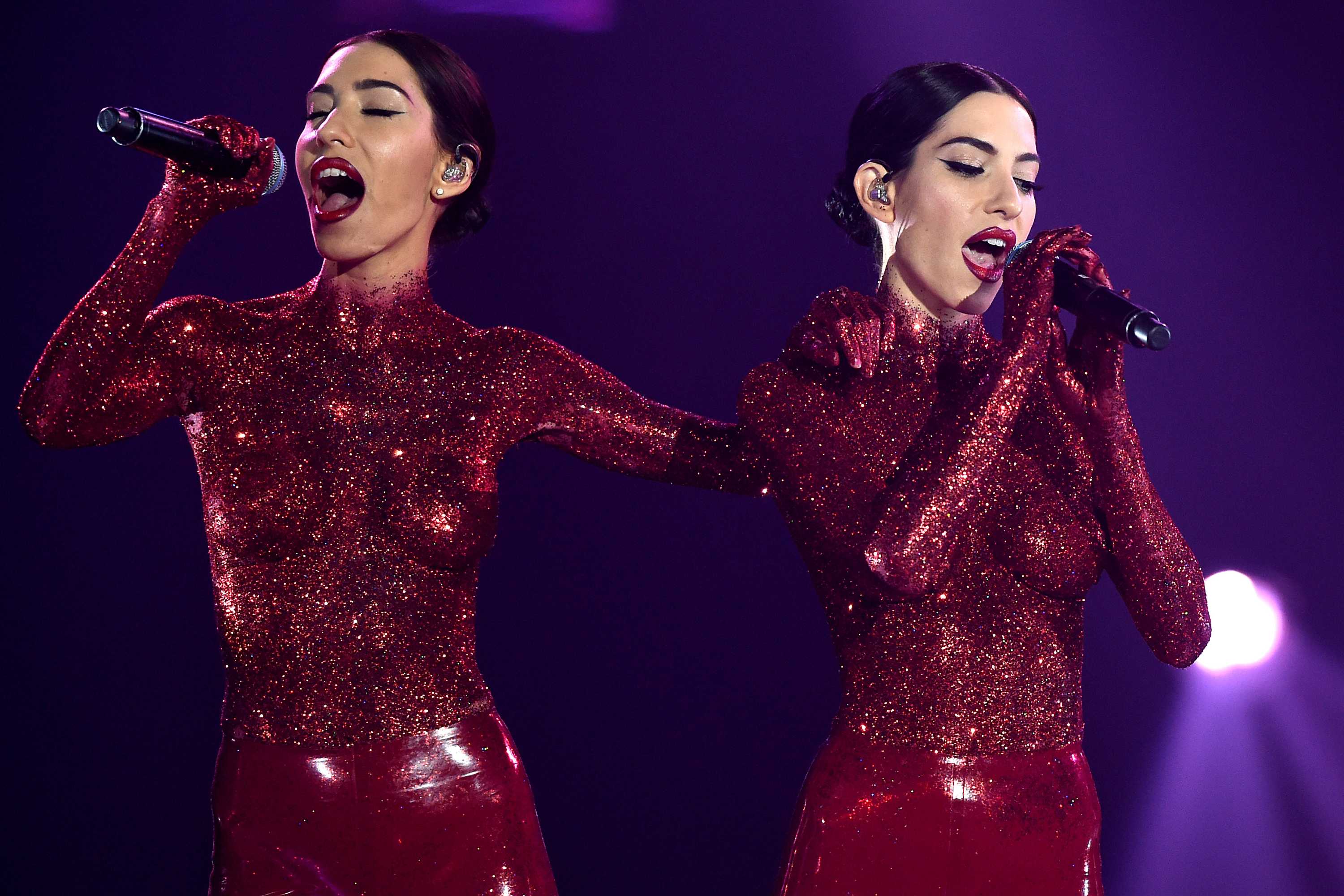 The Veronicas Threaten To Sue Qantas After Embarrassing Incident On Flight From Sydney Abc News