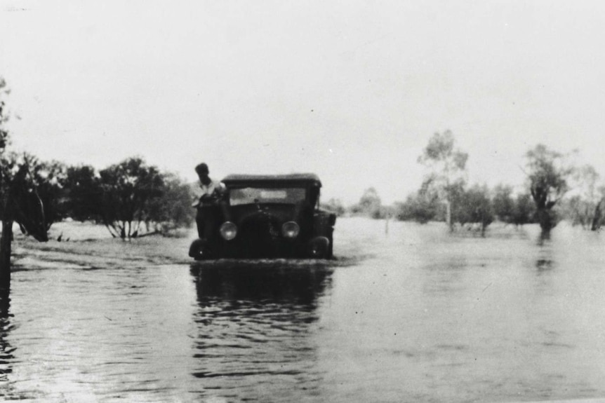 Historial photo Wiluna road flooded