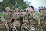 一名澳大利亚陆军少校向全副武装的士兵下达命令