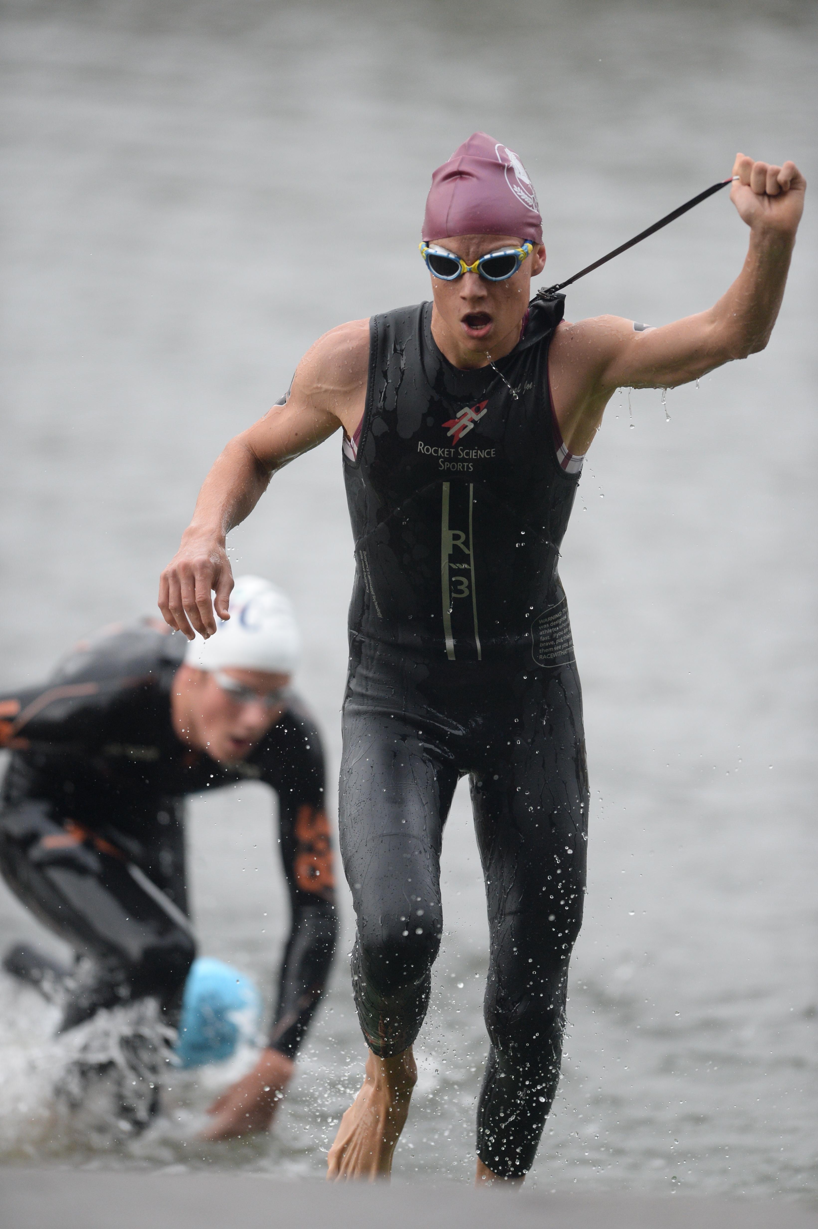 Matthew Hauser termina a parte de natação de uma competição nacional de triatlo em Penrith, Nova Gales do Sul, aos 15 anos.